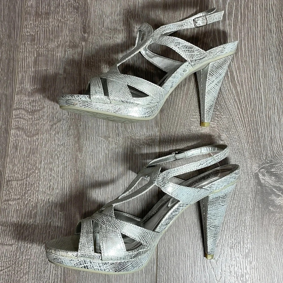 NWOT Kenneth Cole Reaction Silver Rise Guy Strappy Slingback Heels Sandals 8.5 - Picture 11 of 14